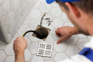 instalator care desfunda scurgerea blocata